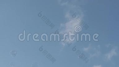 在风的引导下，在浅蓝色的天空中漂浮着肥皂气球的慢镜头